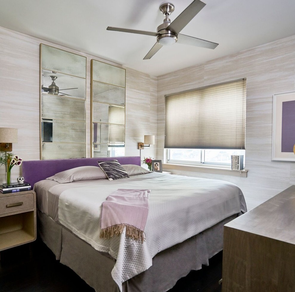 Modelo de dormitorio principal tradicional renovado de tamaño medio sin chimenea con paredes beige y suelo de madera oscura