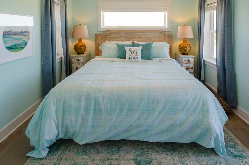 Diseño de dormitorio marinero con paredes azules, suelo de madera en tonos medios y suelo marrón