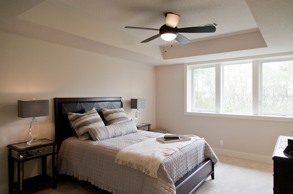 Ejemplo de habitación de invitados moderna de tamaño medio con paredes beige, moqueta y suelo beige