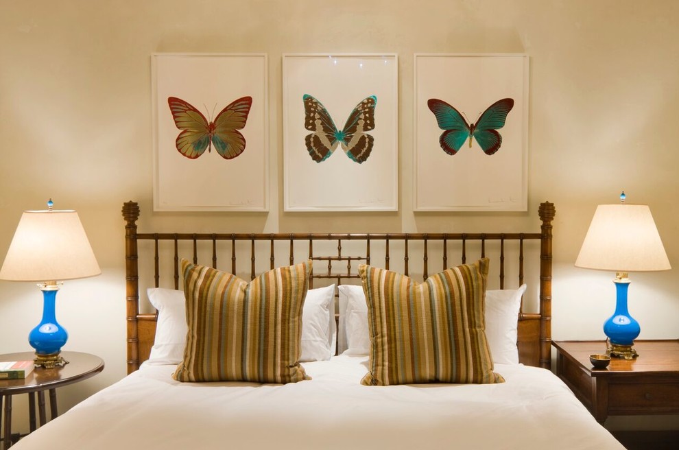 Diseño de habitación de invitados de estilo americano grande con paredes blancas y suelo de madera en tonos medios