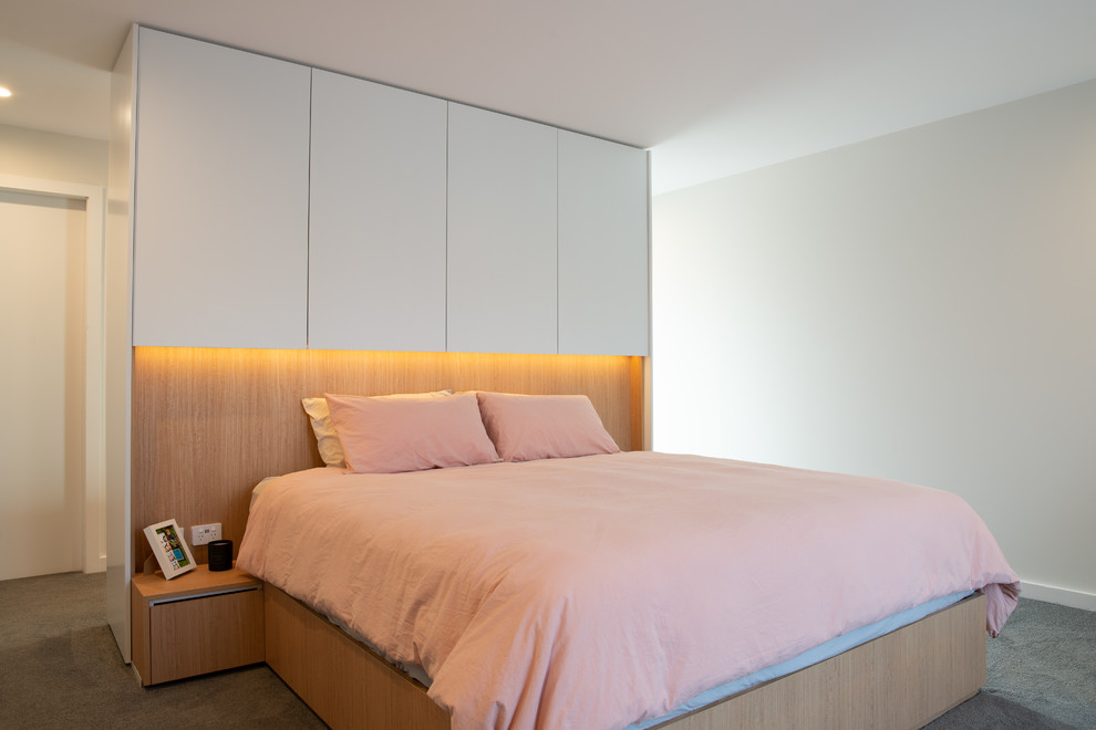 シドニーにあるコンテンポラリースタイルのおしゃれな主寝室 (ベージュの壁、カーペット敷き、グレーの床) のインテリア