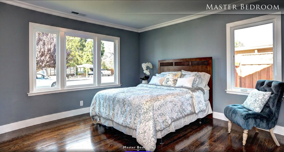 Foto de dormitorio tradicional renovado con paredes azules y suelo de madera oscura