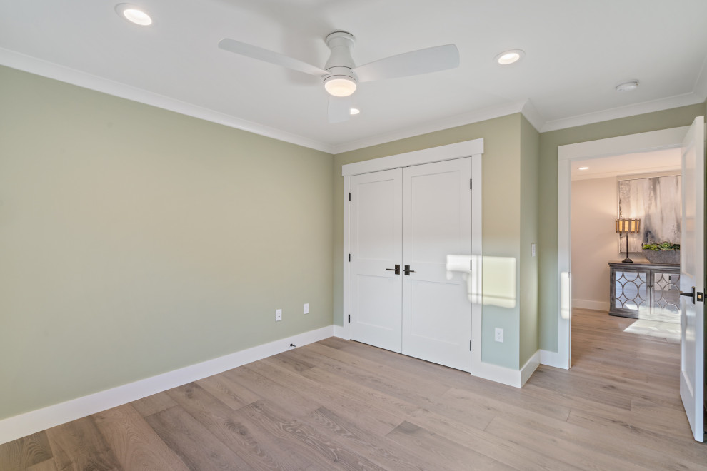 Idee per una piccola camera degli ospiti stile americano con pareti verdi, parquet chiaro e pavimento grigio