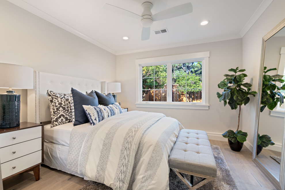 Kleines Rustikales Hauptschlafzimmer mit weißer Wandfarbe, grauem Boden und hellem Holzboden in San Francisco