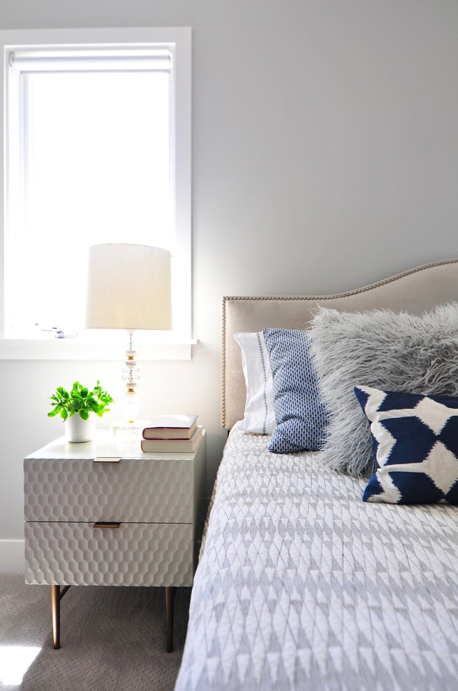 Aménagement d'une chambre classique avec un mur gris et un sol beige.