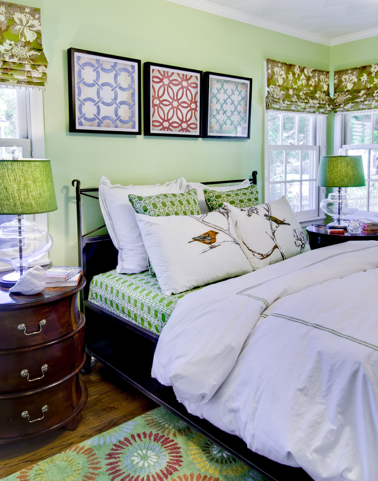 Immagine di una camera da letto chic con pareti verdi
