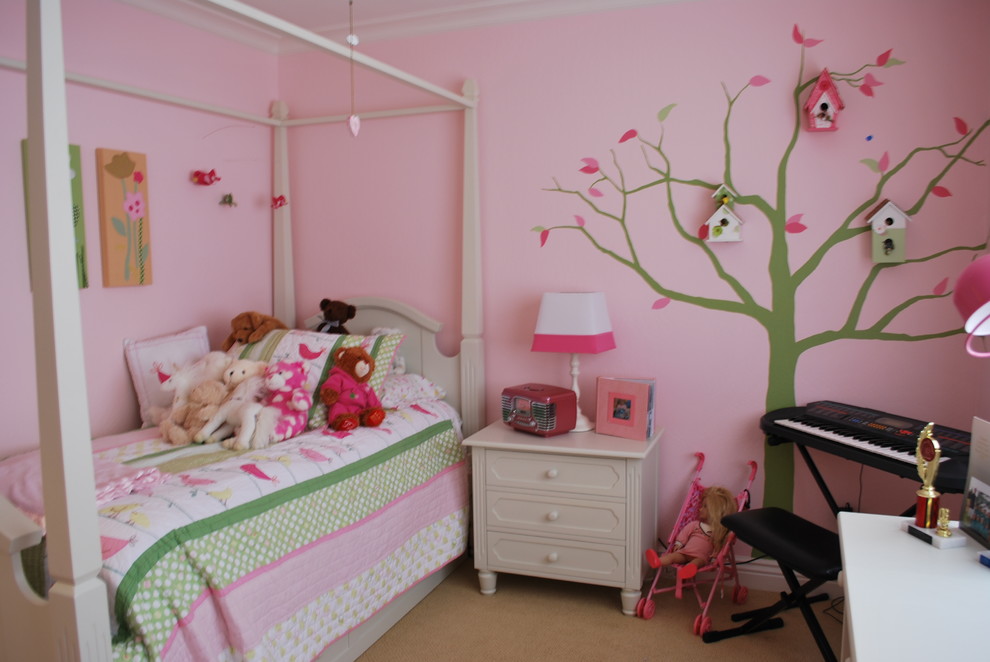 На фото: маленькая гостевая спальня (комната для гостей) в классическом стиле с розовыми стенами и ковровым покрытием для на участке и в саду с