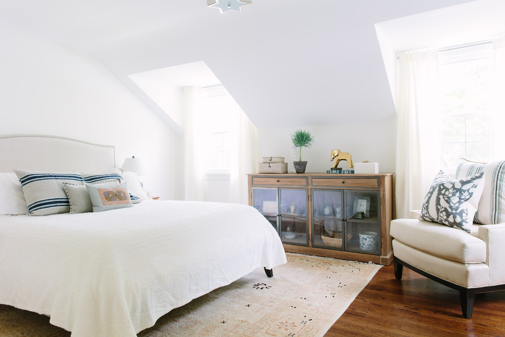 Maritimes Hauptschlafzimmer mit weißer Wandfarbe und braunem Holzboden in Chicago