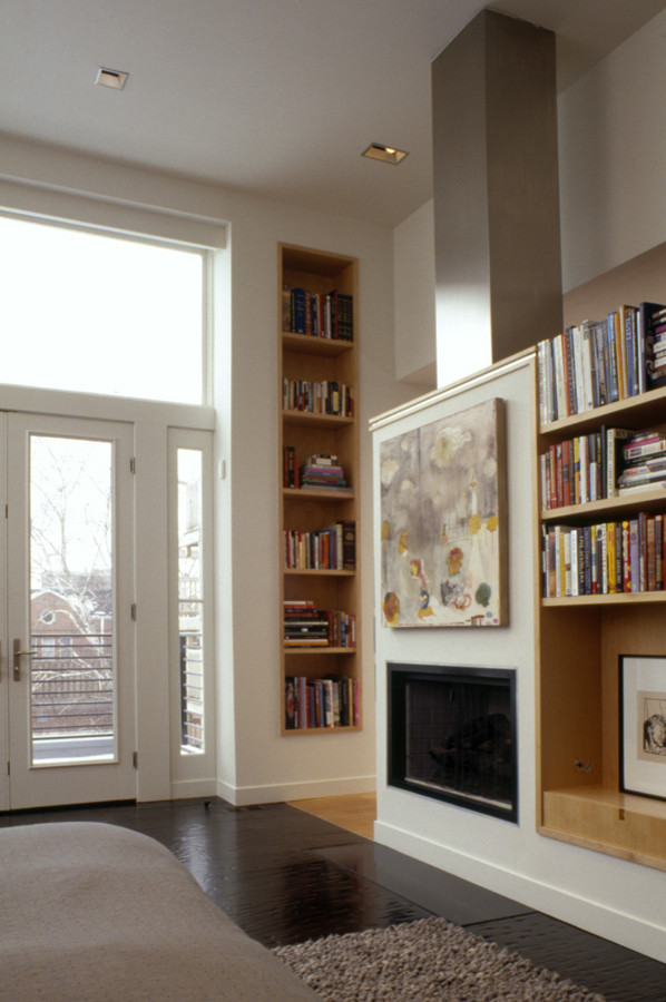 Réalisation d'une chambre parentale design de taille moyenne avec un mur blanc, parquet foncé, une cheminée standard et un manteau de cheminée en plâtre.