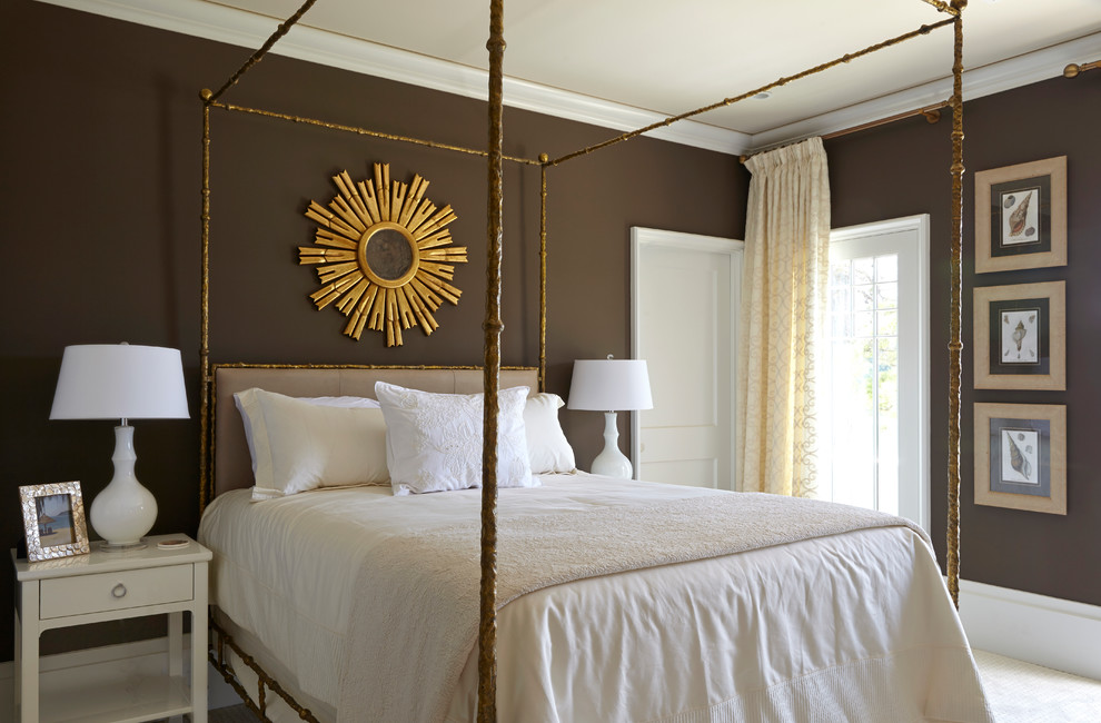 Idées déco pour une chambre avec moquette classique avec un mur marron et un sol blanc.