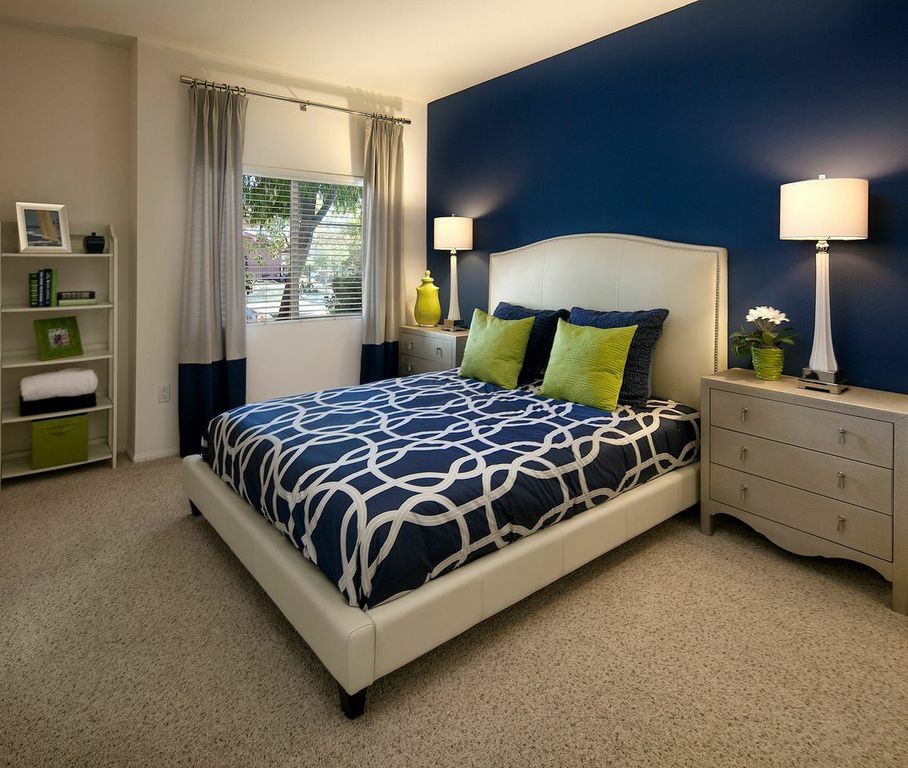 Foto de dormitorio principal actual pequeño con paredes azules y moqueta