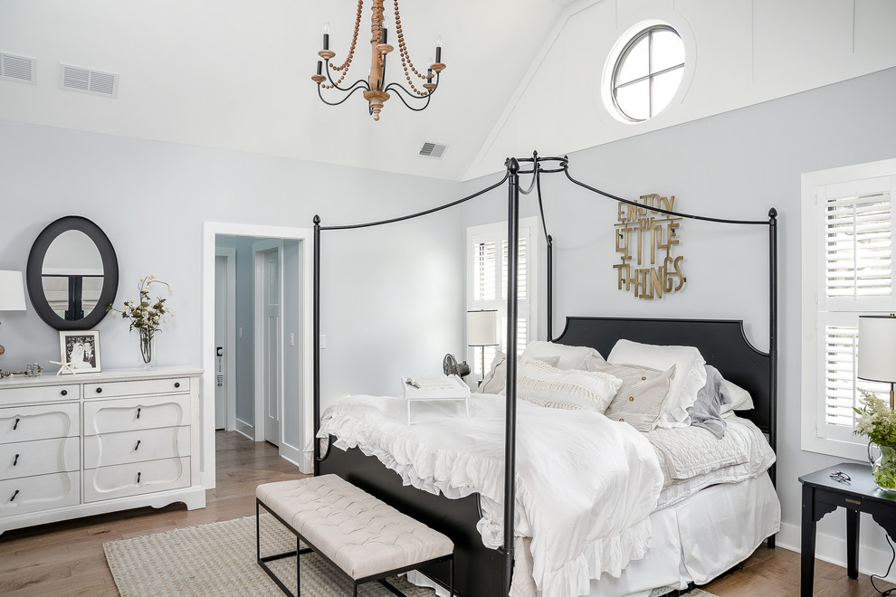 Источник вдохновения для домашнего уюта: хозяйская спальня в стиле кантри с серыми стенами, светлым паркетным полом и бежевым полом