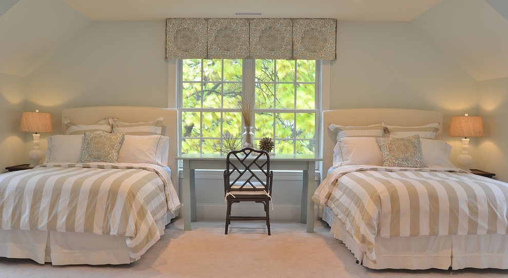 Foto de dormitorio clásico con paredes azules y con escritorio