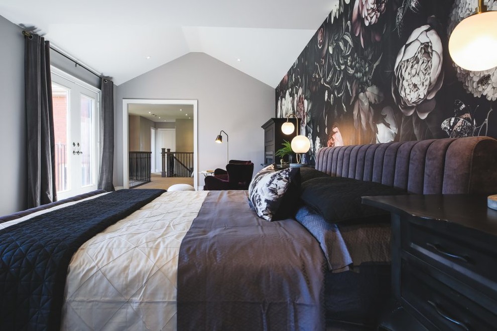 Идея дизайна: большая хозяйская спальня в стиле неоклассика (современная классика) с черными стенами, ковровым покрытием, стандартным камином и фасадом камина из дерева