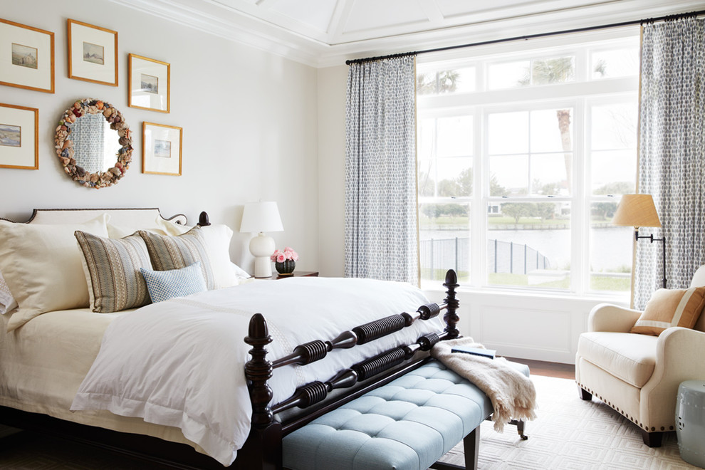 ジャクソンビルにある広いトラディショナルスタイルのおしゃれな主寝室 (白い壁、濃色無垢フローリング、茶色い床) のレイアウト