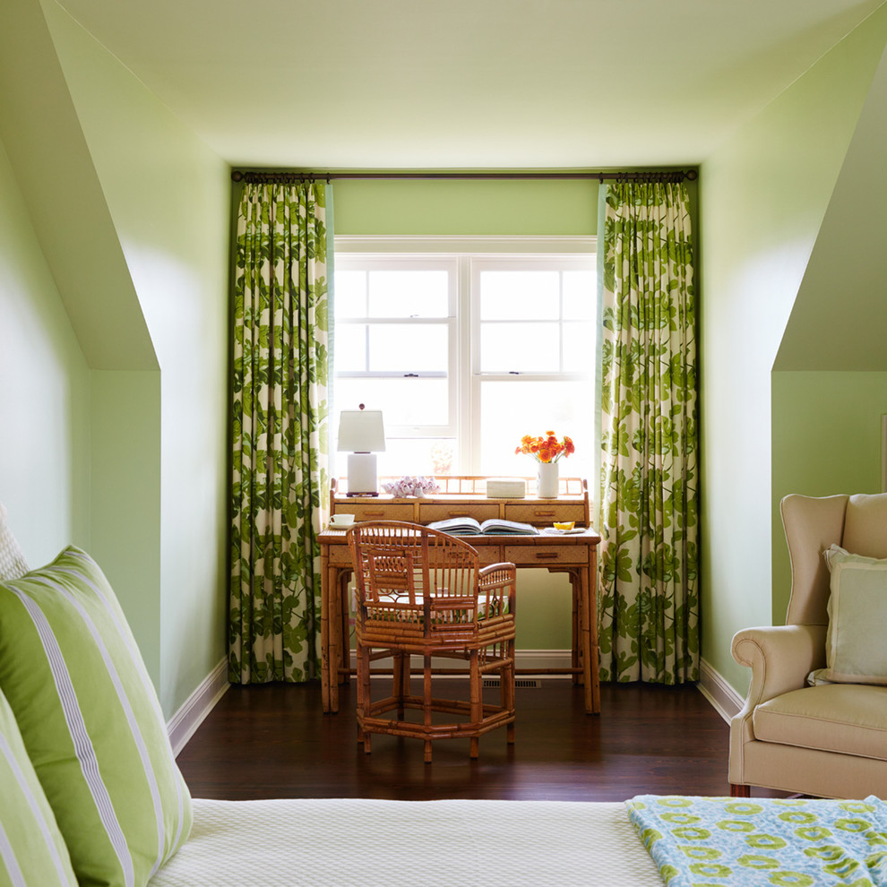 Esempio di una grande camera degli ospiti tropicale con pareti verdi, parquet scuro e pavimento marrone