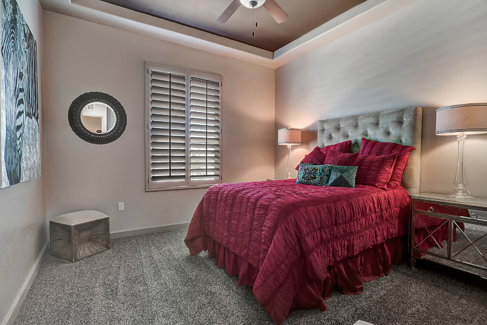 Пример оригинального дизайна: спальня среднего размера в стиле неоклассика (современная классика) с серыми стенами и ковровым покрытием