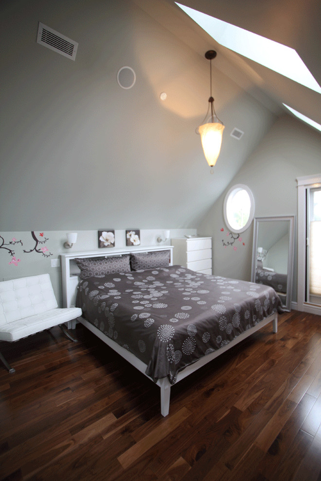 Großes Modernes Gästezimmer ohne Kamin mit grauer Wandfarbe und braunem Holzboden in Vancouver