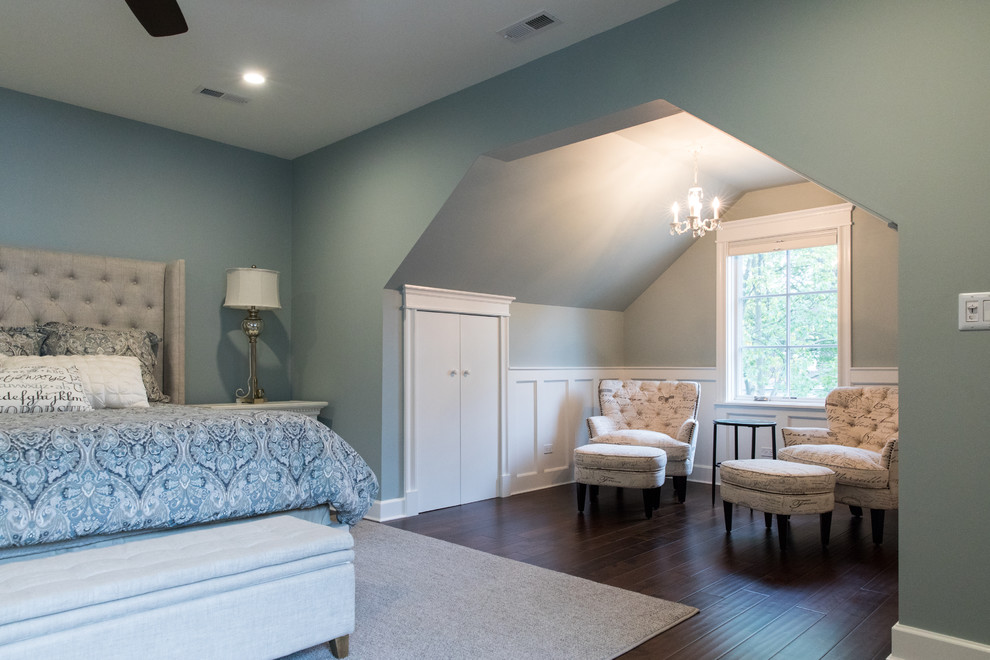 Стильный дизайн: большая хозяйская спальня в классическом стиле с синими стенами, темным паркетным полом и коричневым полом без камина - последний тренд