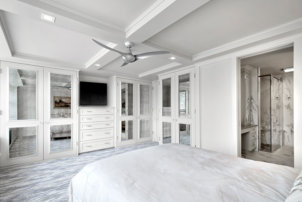 Aménagement d'une grande chambre grise et blanche classique avec un mur gris, un sol multicolore, un plafond à caissons et dressing.