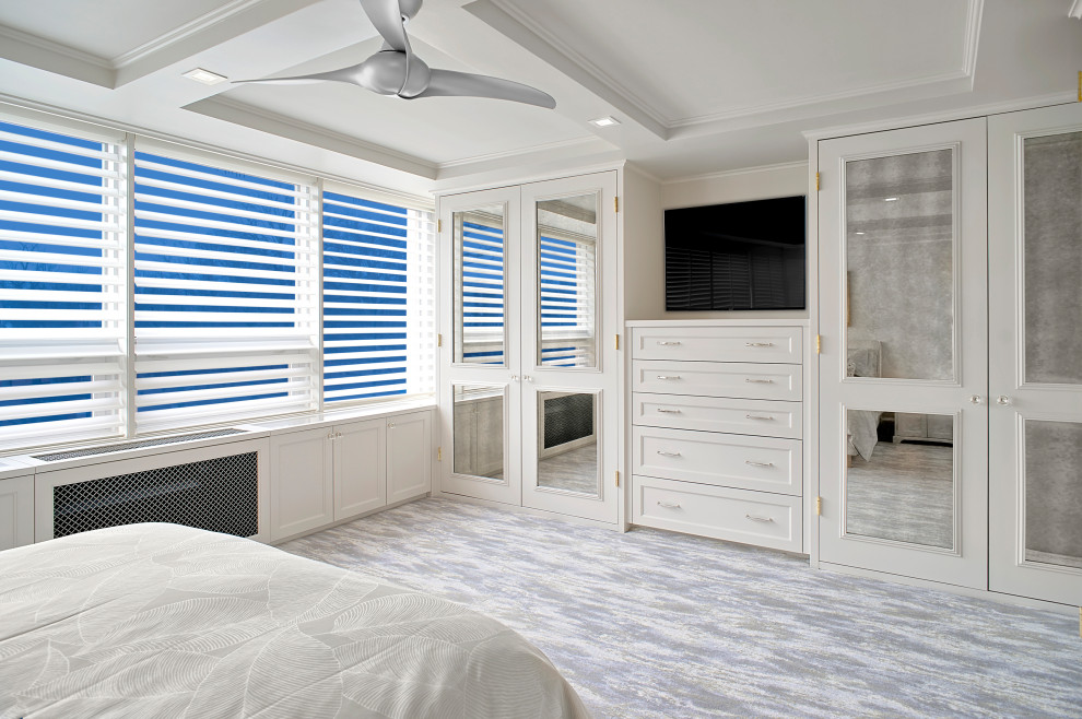 Foto de dormitorio principal y blanco tradicional renovado grande con paredes grises, moqueta, suelo multicolor y casetón