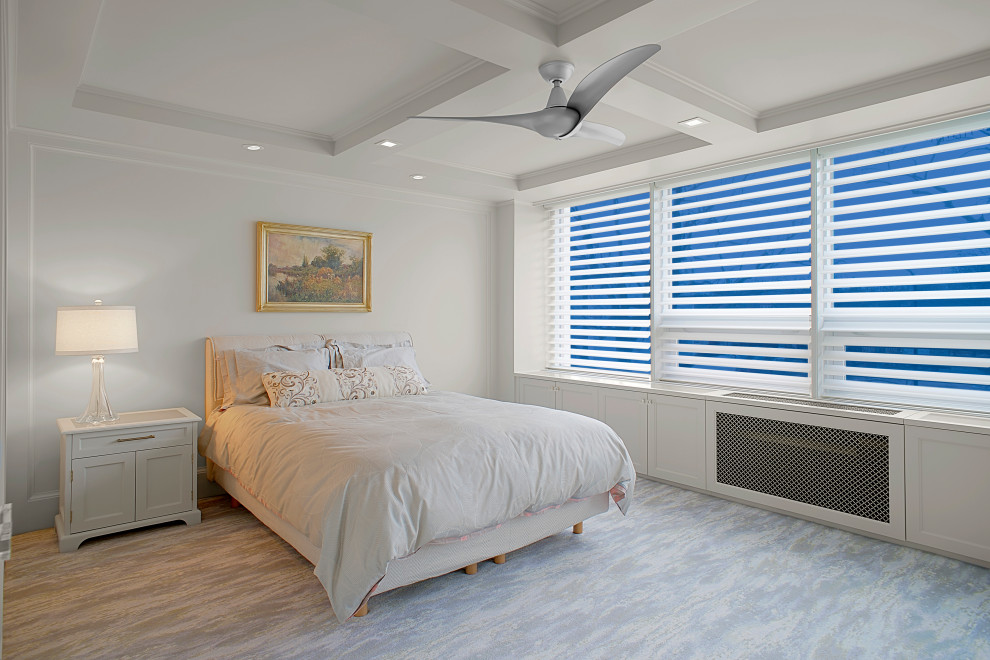 Свежая идея для дизайна: большая хозяйская спальня в светлых тонах в стиле неоклассика (современная классика) с серыми стенами, ковровым покрытием, разноцветным полом и кессонным потолком - отличное фото интерьера