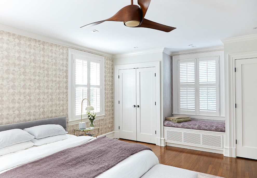 ウィルミントンにある広いトランジショナルスタイルのおしゃれな主寝室 (ベージュの壁、無垢フローリング、茶色い床) のレイアウト