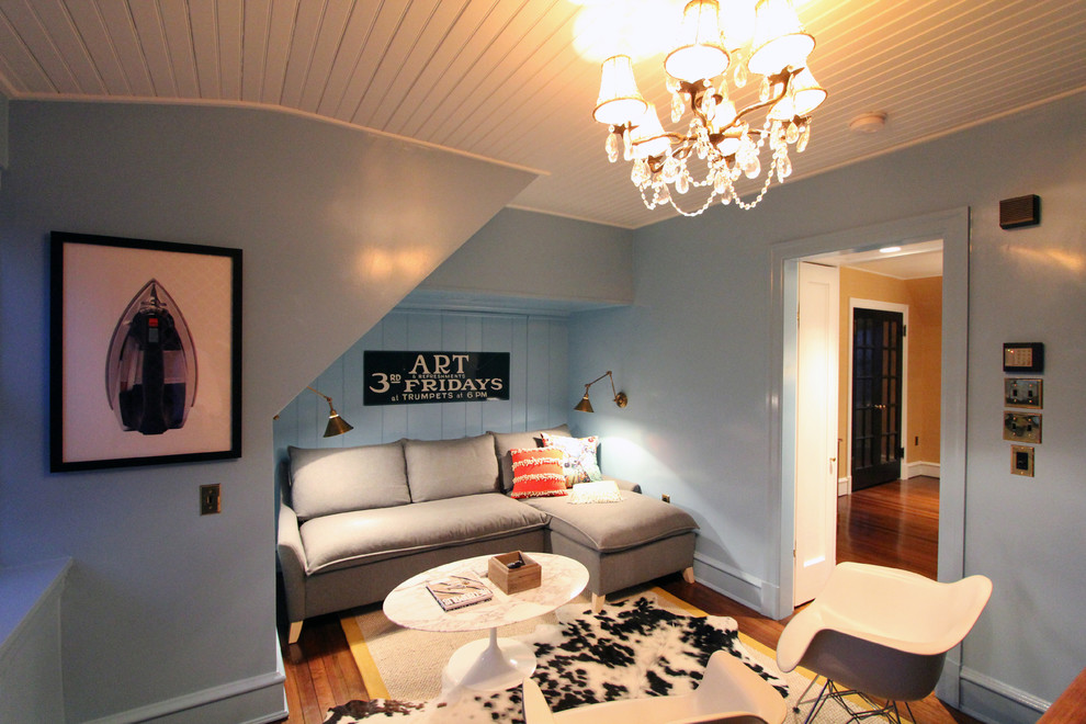 ウィルミントンにある中くらいなエクレクティックスタイルのおしゃれな客用寝室 (青い壁、無垢フローリング、暖炉なし、茶色い床) のインテリア
