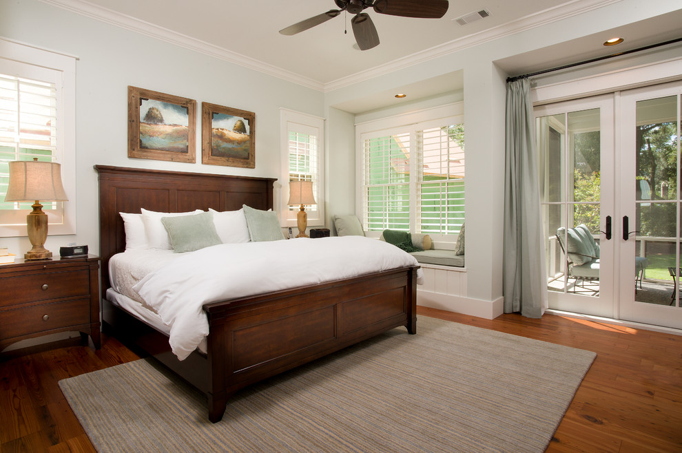 Foto de dormitorio principal de estilo de casa de campo pequeño con paredes azules y suelo de madera en tonos medios