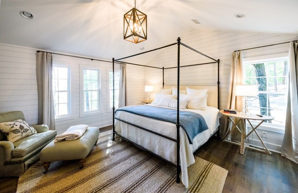アトランタにある中くらいなカントリー風のおしゃれな主寝室 (白い壁、濃色無垢フローリング、暖炉なし、茶色い床) のインテリア