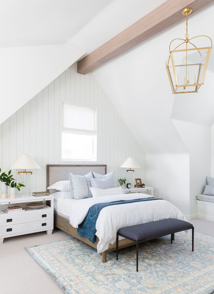Inspiration pour une grande chambre traditionnelle avec un mur blanc et un sol beige.