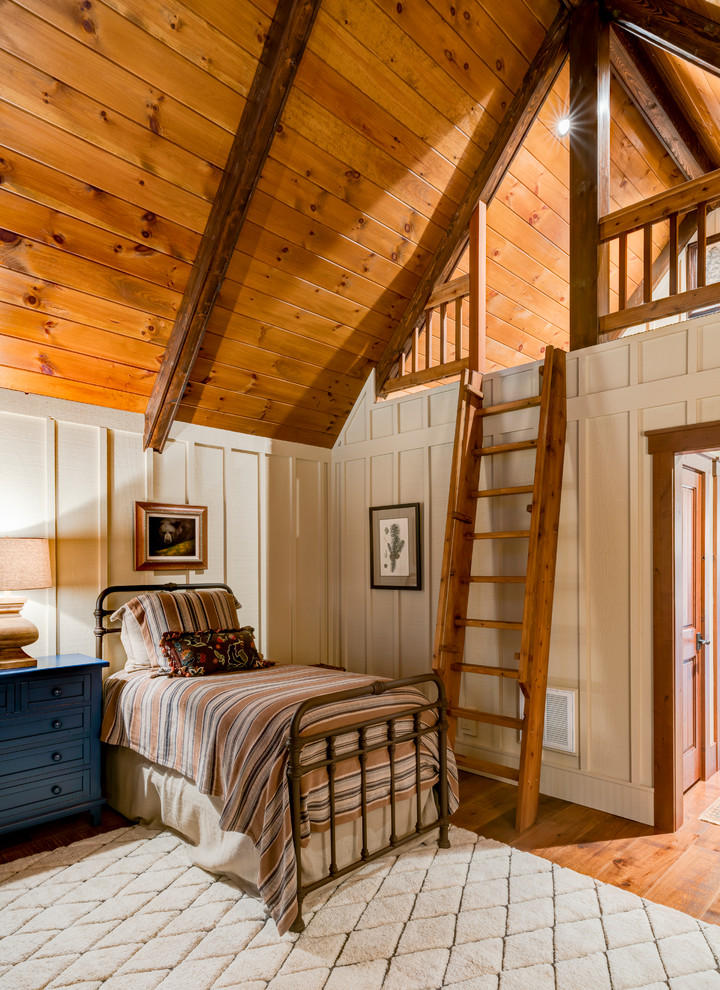 Esempio di un'In mansarda camera degli ospiti stile rurale di medie dimensioni con pareti beige e pavimento in legno massello medio
