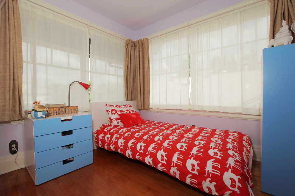 Immagine di una camera degli ospiti bohémian di medie dimensioni con pareti blu, parquet chiaro e nessun camino