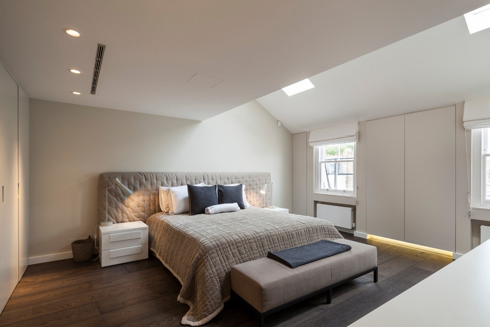 Идея дизайна: хозяйская спальня в современном стиле с бежевыми стенами и темным паркетным полом без камина