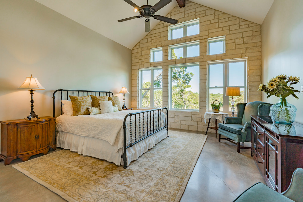 Country Schlafzimmer mit grauer Wandfarbe, Betonboden und grauem Boden in Austin