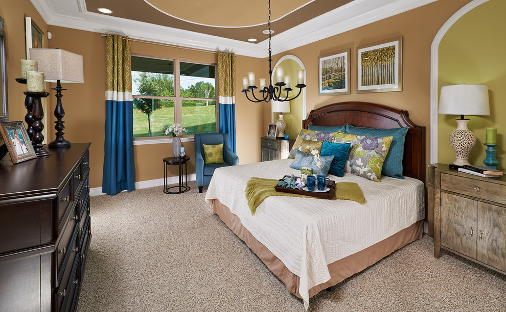 オーランドにあるトラディショナルスタイルのおしゃれな寝室 (茶色い壁、カーペット敷き、暖炉なし、青いカーテン) のレイアウト