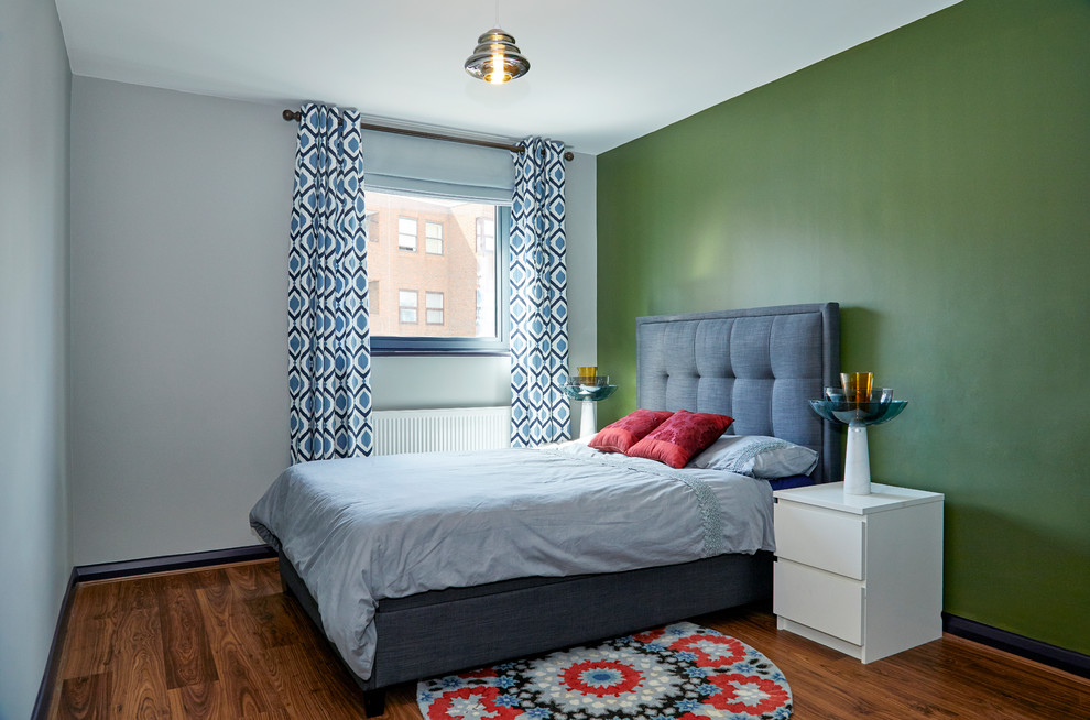 Cette photo montre une petite chambre d'amis tendance avec un mur multicolore, parquet foncé, aucune cheminée et un sol marron.