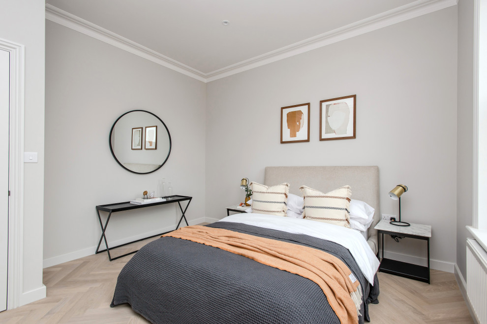 Idee per una piccola camera matrimoniale minimal con pareti grigie, parquet chiaro e pavimento beige