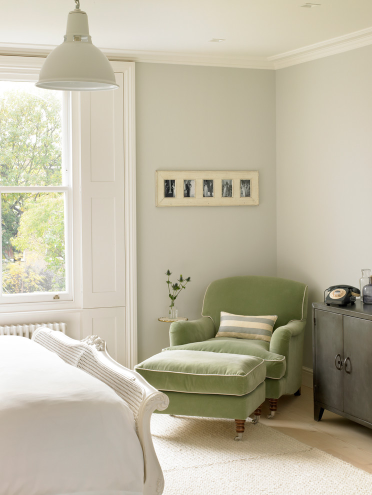 Источник вдохновения для домашнего уюта: большая хозяйская спальня в стиле фьюжн с серыми стенами, ковровым покрытием и бежевым полом