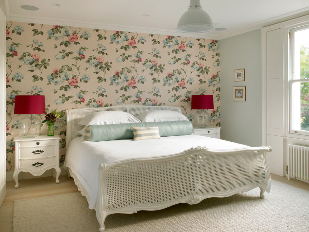 ロンドンにある広いトラディショナルスタイルのおしゃれな主寝室 (マルチカラーの壁、ベージュの床、淡色無垢フローリング) のインテリア
