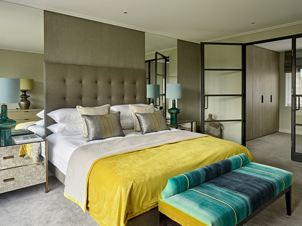 Свежая идея для дизайна: хозяйская спальня среднего размера в современном стиле с ковровым покрытием, серыми стенами и серым полом без камина - отличное фото интерьера