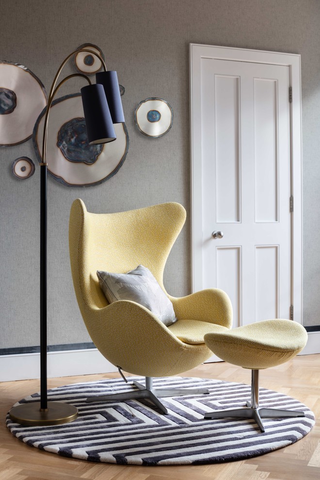 Großes Modernes Hauptschlafzimmer mit beiger Wandfarbe, braunem Holzboden und braunem Boden in London