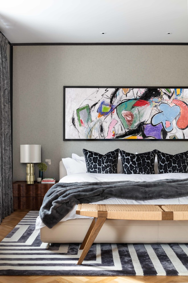 Diseño de dormitorio principal, actual, grande, con paredes beige, suelo de madera en tonos medios y suelo marrón