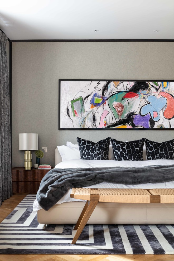 Großes Modernes Hauptschlafzimmer mit beiger Wandfarbe, braunem Holzboden und braunem Boden in London
