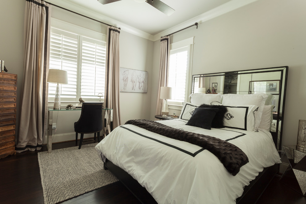 Modelo de habitación de invitados clásica de tamaño medio sin chimenea con paredes grises y suelo de madera oscura