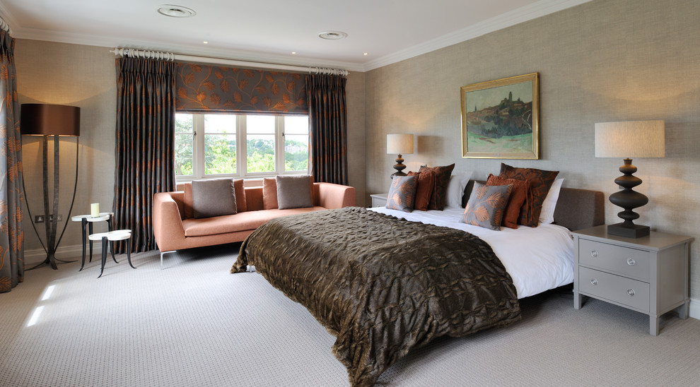 Свежая идея для дизайна: большая хозяйская спальня в современном стиле с ковровым покрытием и серым полом - отличное фото интерьера