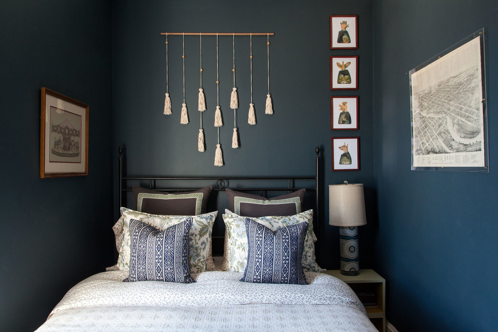 Idéer för ett eklektiskt sovrum, med blå väggar