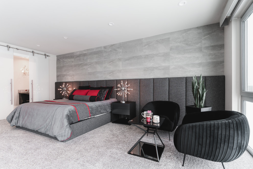 Modernes Schlafzimmer mit grauer Wandfarbe, Teppichboden, grauem Boden und Tapetenwänden in Edmonton