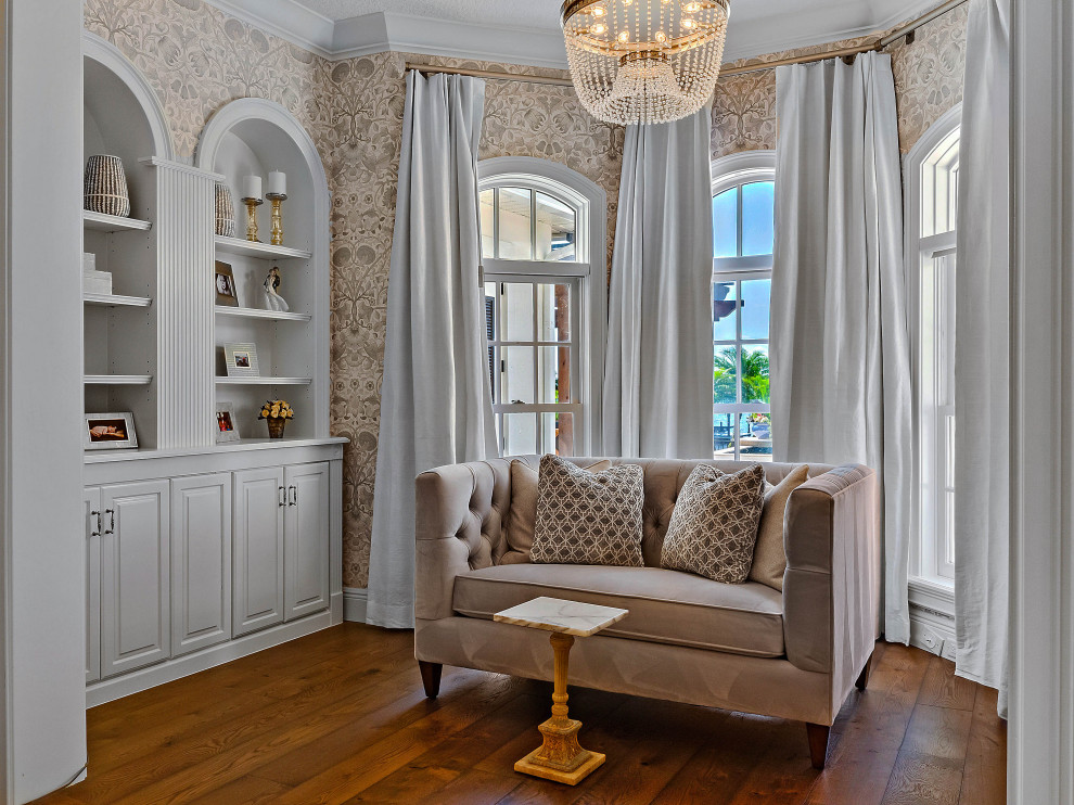 Ispirazione per una grande camera matrimoniale classica con pareti bianche, pavimento in legno massello medio e carta da parati