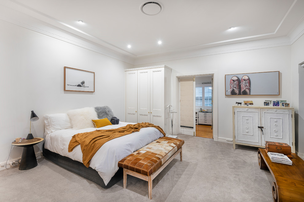 Стильный дизайн: хозяйская спальня среднего размера в стиле кантри с белыми стенами, ковровым покрытием и серым полом - последний тренд